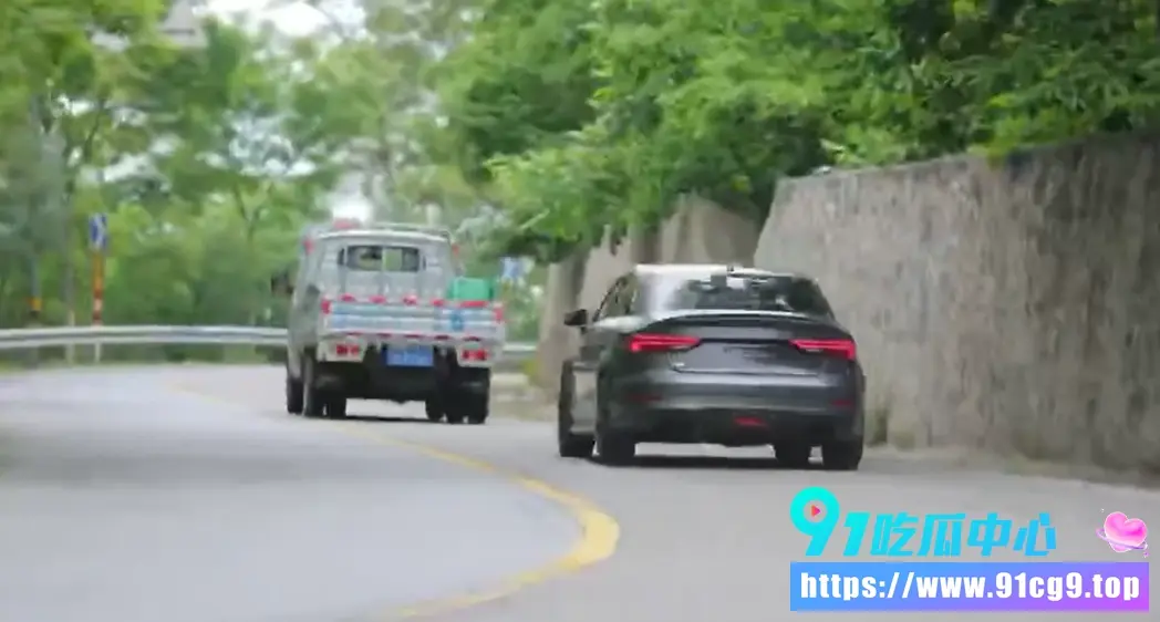 无牌照奥迪S 山路越线撞飞绿色小电摩!🏍️妹子躺倒在地 无牌+仅交强险 聊天记录爆料! (2).webp