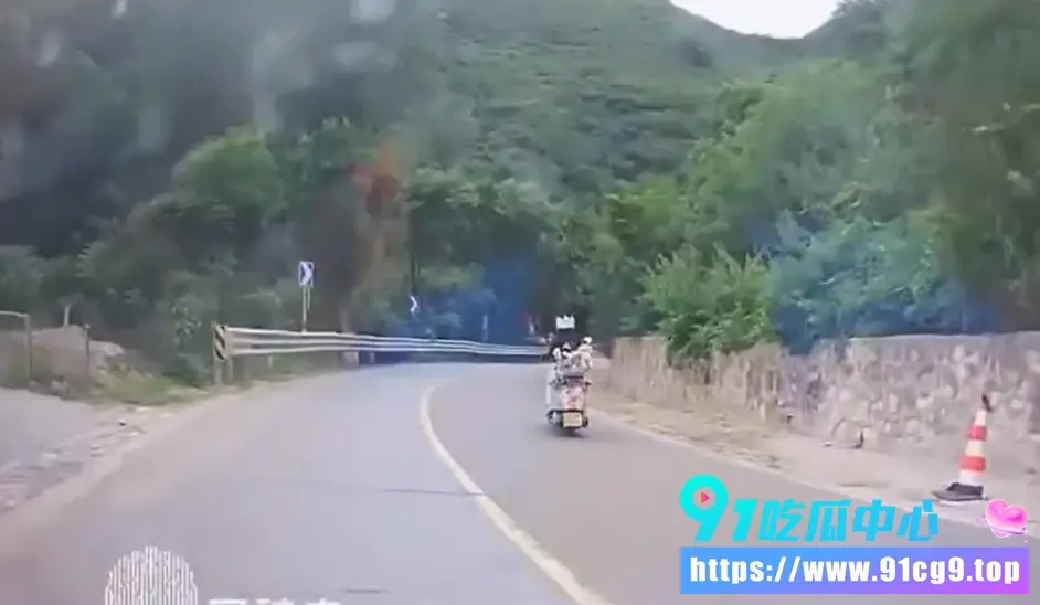 无牌照奥迪S 山路越线撞飞绿色小电摩!🏍️妹子躺倒在地 无牌+仅交强险 聊天记录爆料! (3).webp