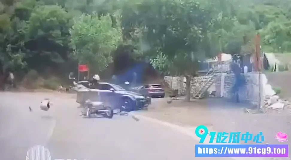 无牌照奥迪S 山路越线撞飞绿色小电摩!🏍️妹子躺倒在地 无牌+仅交强险 聊天记录爆料! (4).webp