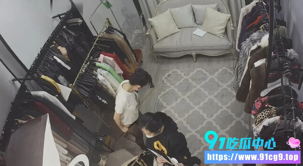 服装店试衣间隐藏摄像头偷拍资源!丰满富姐换装全过程曝光 巨乳晃动身材也太顶了🤩 (6).webp