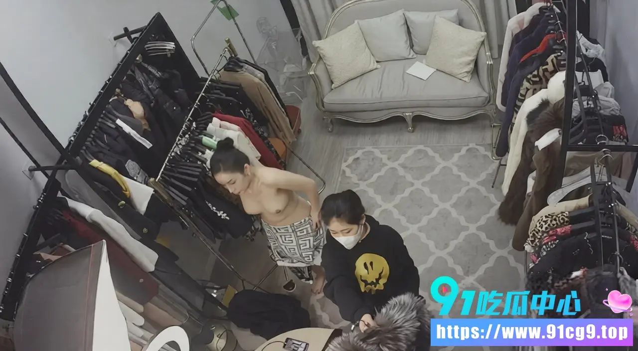 服装店试衣间隐藏摄像头偷拍资源!丰满富姐换装全过程曝光 巨乳晃动身材也太顶了🤩 (3).webp