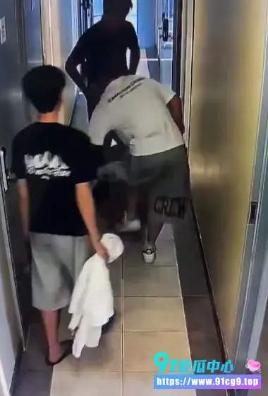 酒店走廊捡尸大瓜!🍺😵💫🛏️多名男子将抱昏迷长发妹拖进501房 疑似未成年+身份核查❓️ (3).webp