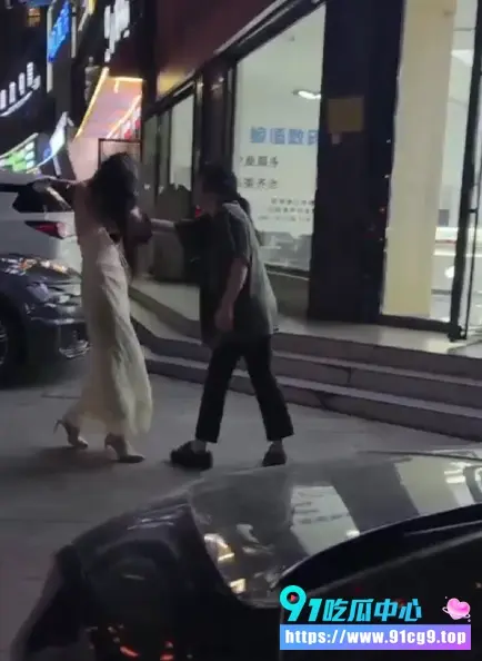 大瓜🔥邵阳深夜捉奸闹出两条人命❗️原配怒拽白裙小三头发当街拖行 小三跳河原配上吊❓️ (1).webp