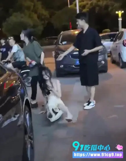 大瓜🔥邵阳深夜捉奸闹出两条人命❗️原配怒拽白裙小三头发当街拖行 小三跳河原配上吊❓️ (4).webp