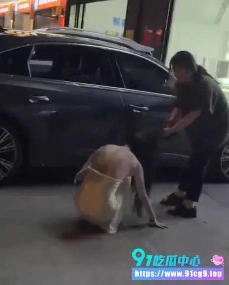 大瓜🔥邵阳深夜捉奸闹出两条人命❗️原配怒拽白裙小三头发当街拖行 小三跳河原配上吊❓️ (3).webp