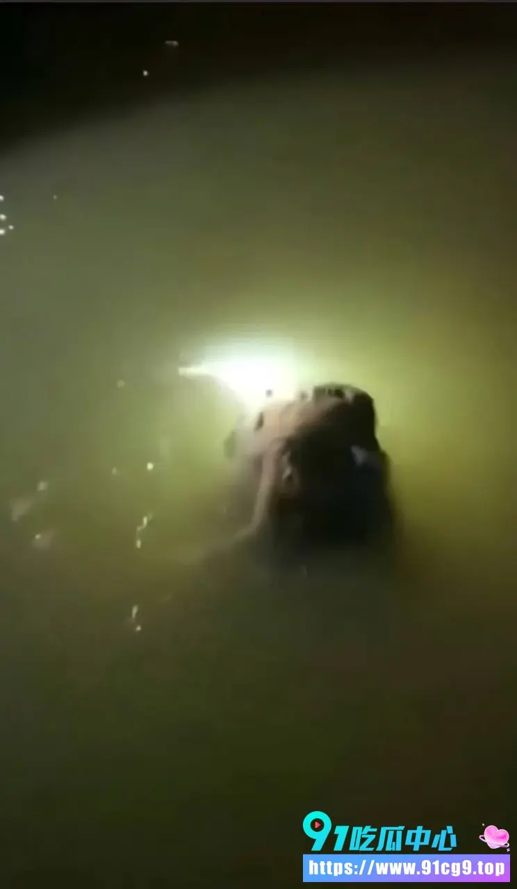 大瓜🔥邵阳深夜捉奸闹出两条人命❗️原配怒拽白裙小三头发当街拖行 小三跳河原配上吊❓️ (2).webp