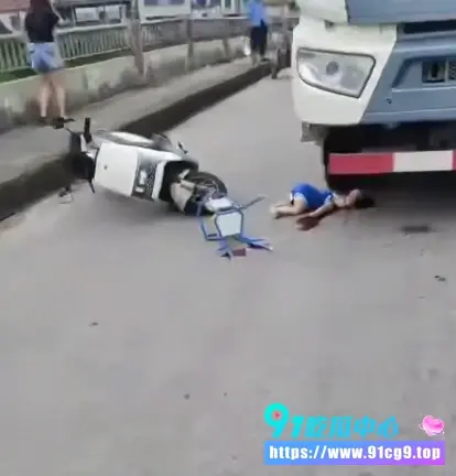 潮汕一水泥搅拌车撞翻电瓶车!🚛疑似一小孩倒在车轮下 当场倒地血泊满地太惨了! (2).webp