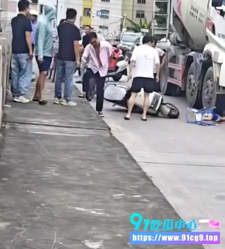 潮汕一水泥搅拌车撞翻电瓶车!🚛疑似一小孩倒在车轮下 当场倒地血泊满地太惨了! (3).webp