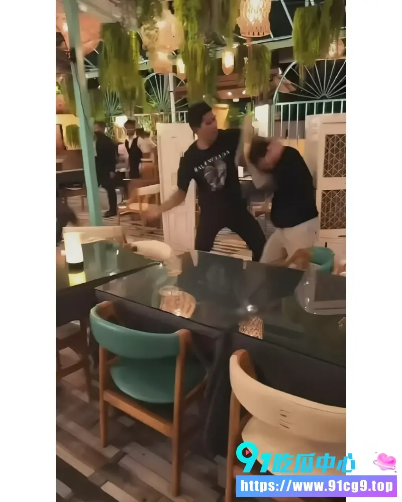 抖音网红 AK.刀枪不入 马来西亚惨遭暴打 网上装逼炫富线下被真实揍成狗 完整视频曝光!😂 (9).webp
