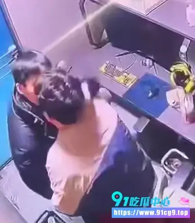 奇葩!🤮网咖里俩基佬当众激吻 黑夹克猛男从后面抱住猛亲 太辣眼睛了! (1).webp