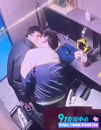奇葩!🤮网咖里俩基佬当众激吻 黑夹克猛男从后面抱住猛亲 太辣眼睛了! (2).webp