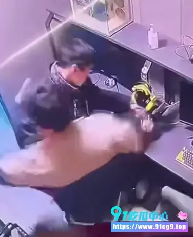 奇葩!🤮网咖里俩基佬当众激吻 黑夹克猛男从后面抱住猛亲 太辣眼睛了! (3).webp