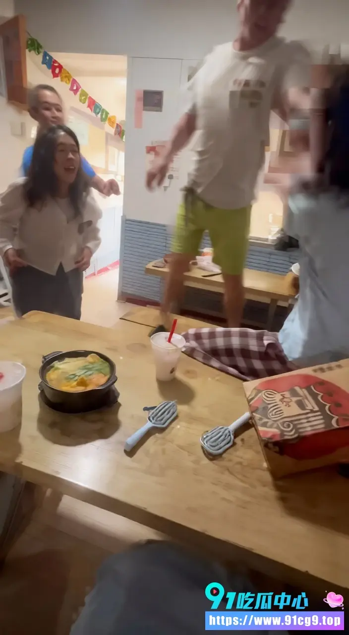 山东淄博网红南哥店里暴打15岁小女孩 说话声音大就被出手 视频流出全网怒了 (6).webp