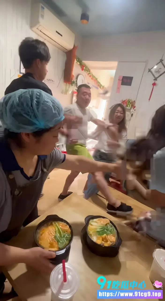 山东淄博网红南哥店里暴打15岁小女孩 说话声音大就被出手 视频流出全网怒了 (5).webp