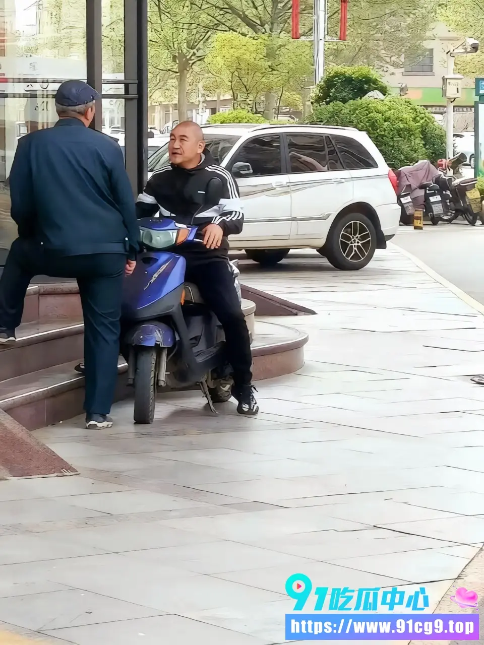 山东淄博网红南哥店里暴打15岁小女孩 说话声音大就被出手 视频流出全网怒了 (2).webp