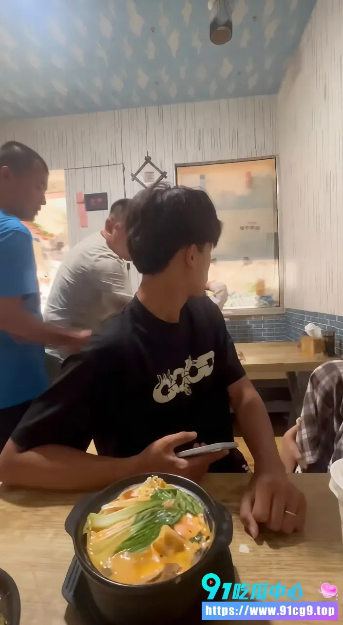 山东淄博网红南哥店里暴打15岁小女孩 说话声音大就被出手 视频流出全网怒了 (4).webp