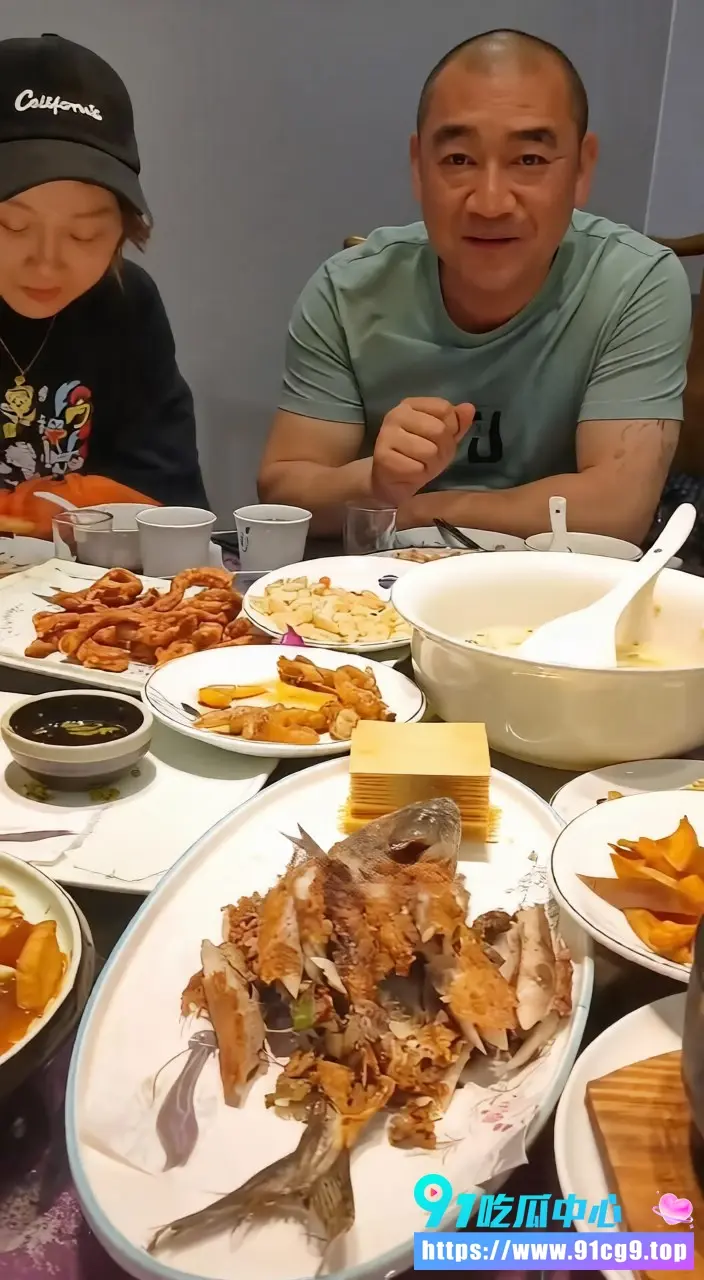 山东淄博网红南哥店里暴打15岁小女孩 说话声音大就被出手 视频流出全网怒了 (3).webp
