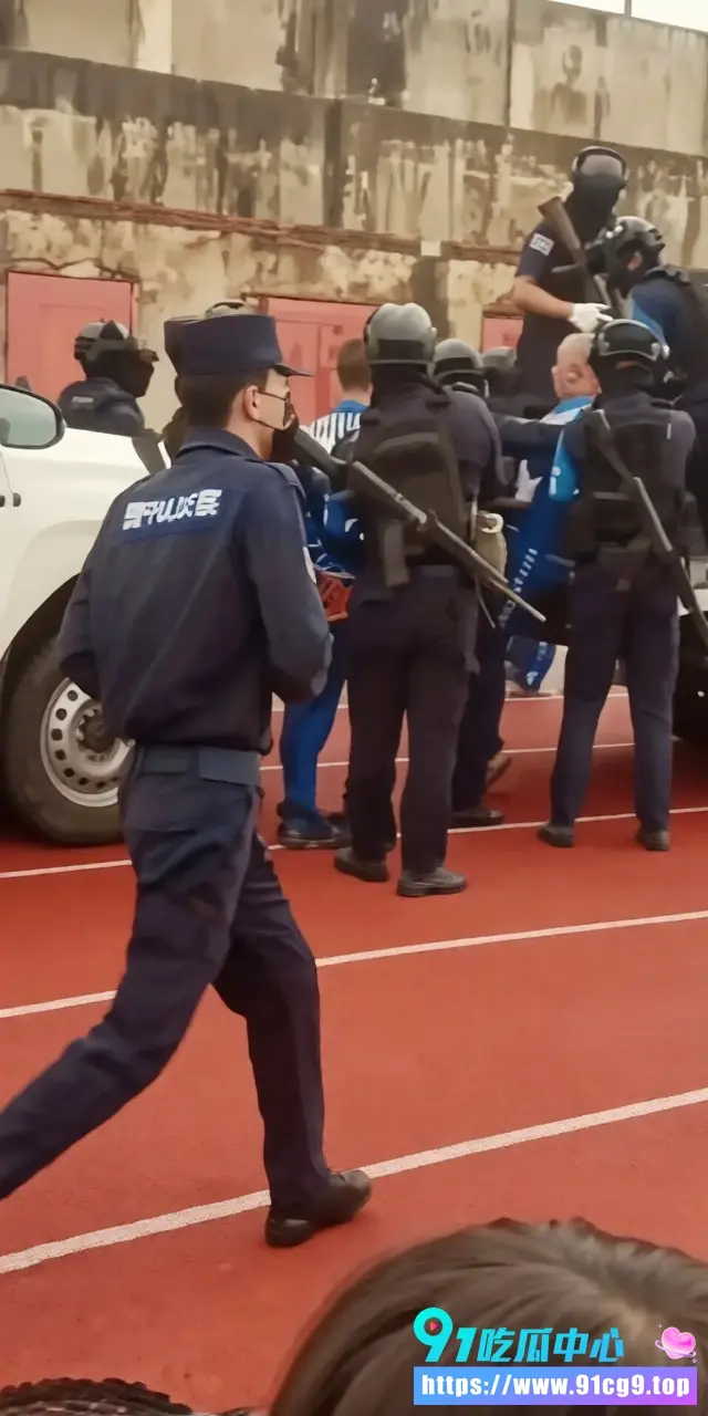 电诈头子 张陶青 被缅甸佤邦判死刑 押解受审时不停喊不服不服气 现场十分戏剧化 (6).webp