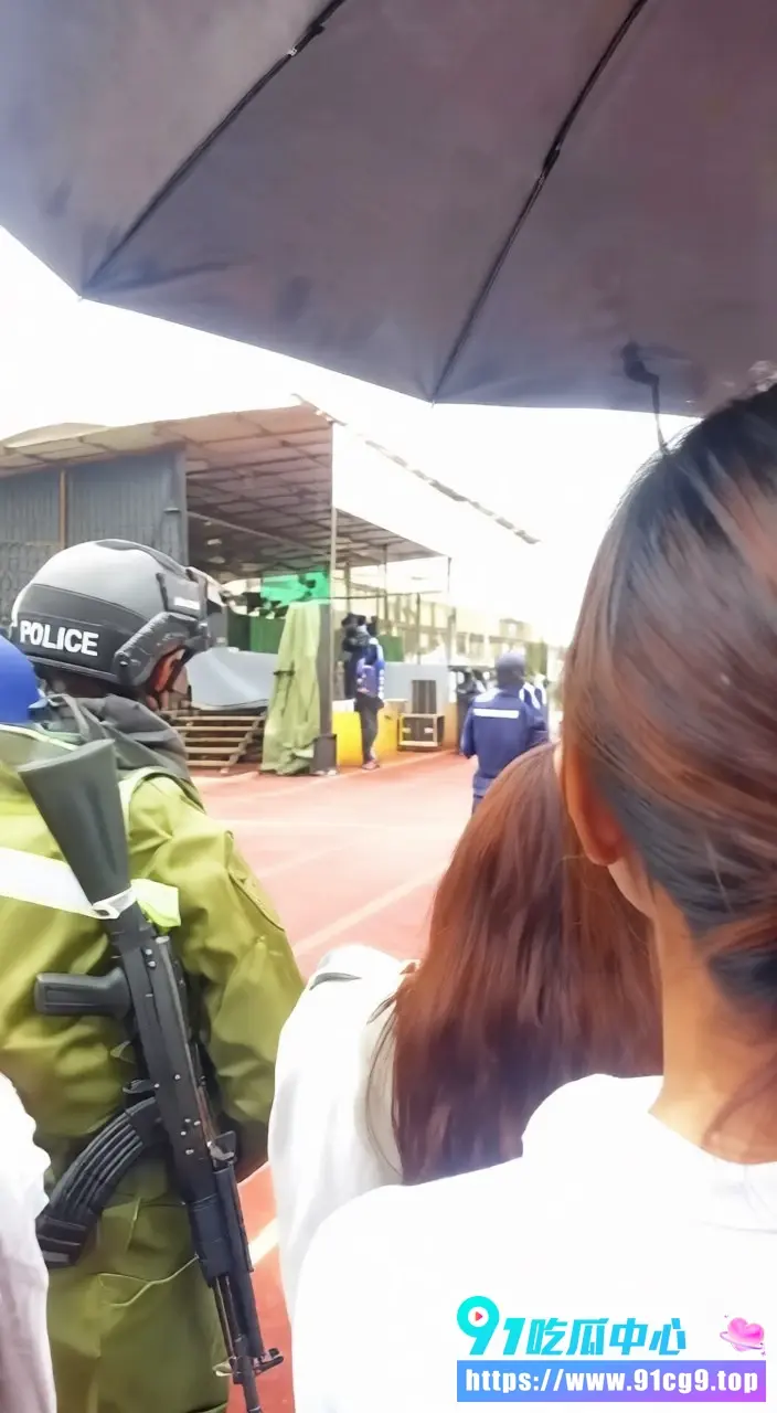 电诈头子 张陶青 被缅甸佤邦判死刑 押解受审时不停喊不服不服气 现场十分戏剧化 (1).webp