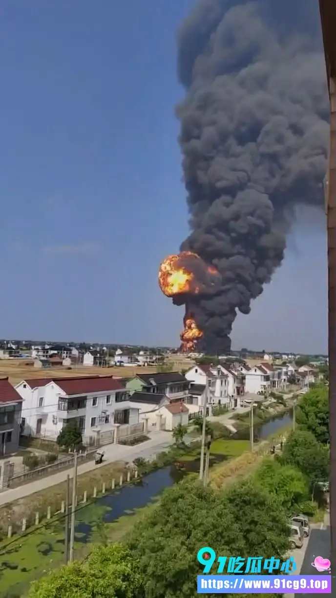 江苏南通如东岔河镇润滑油企业突发火灾爆炸 巨大火球黑烟冲天宛如灾难大片 (3).webp