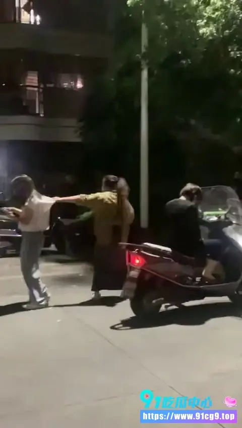 男子出轨找小三车震被原配当场抓奸 小三被揪头发狂甩 车身用涂鸦标记男子无地自容 (7).webp