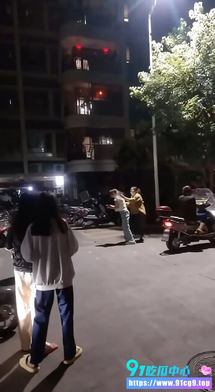 男子出轨找小三车震被原配当场抓奸 小三被揪头发狂甩 车身用涂鸦标记男子无地自容 (2).webp