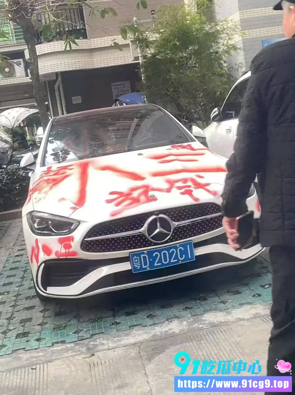 男子出轨找小三车震被原配当场抓奸 小三被揪头发狂甩 车身用涂鸦标记男子无地自容 (1).webp