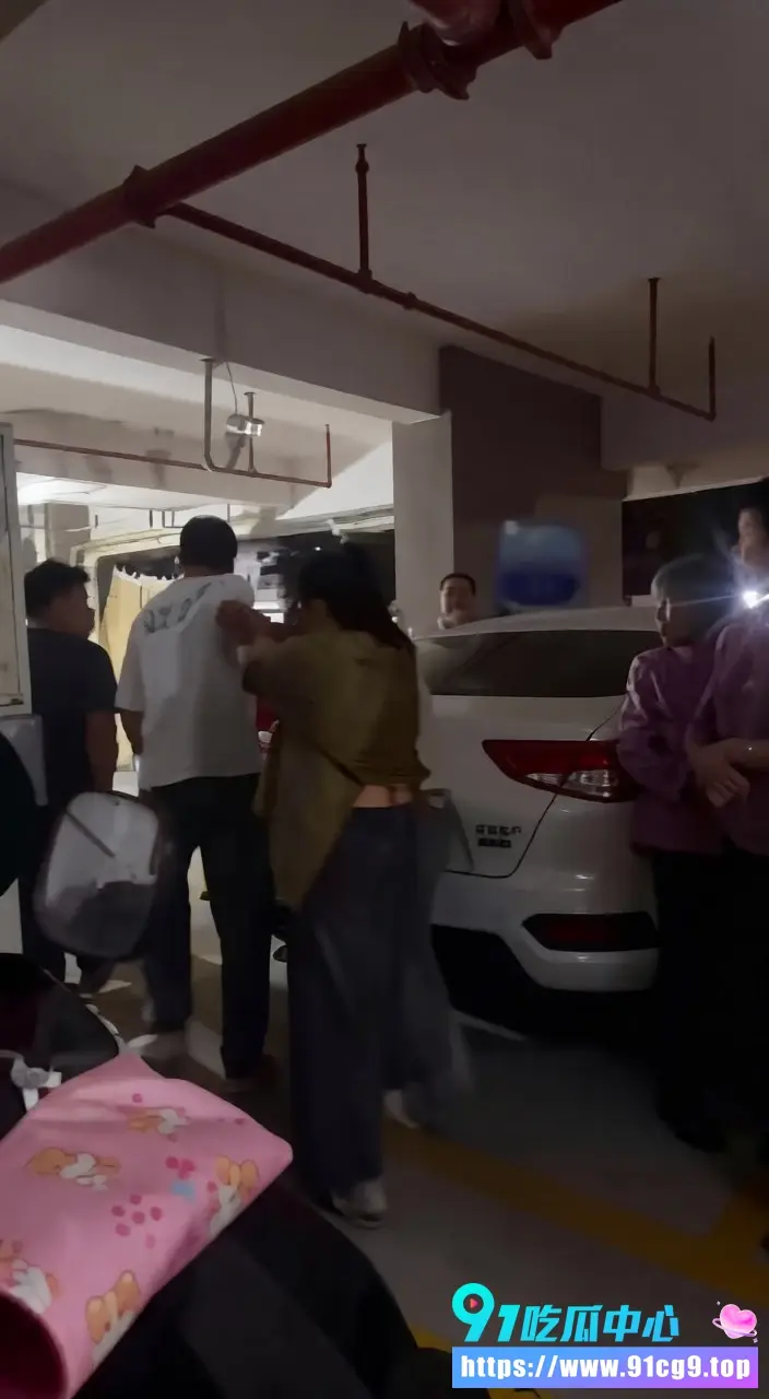 男子出轨找小三车震被原配当场抓奸 小三被揪头发狂甩 车身用涂鸦标记男子无地自容 (6).webp