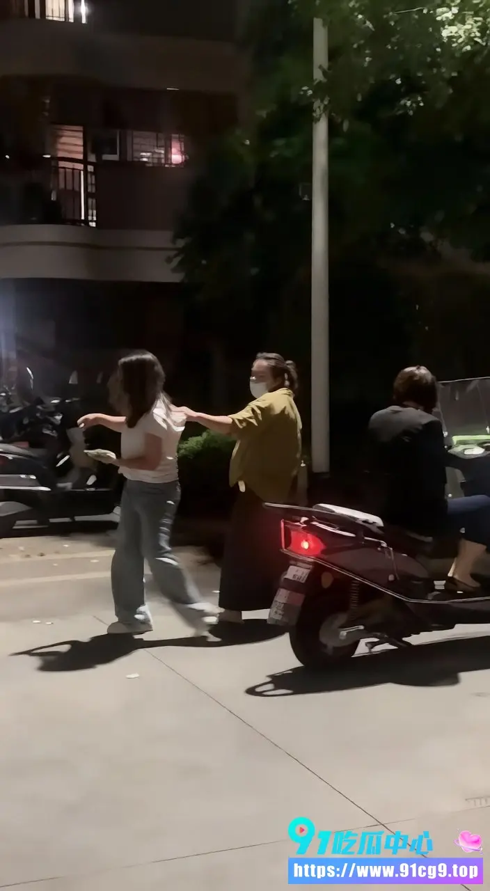 男子出轨找小三车震被原配当场抓奸 小三被揪头发狂甩 车身用涂鸦标记男子无地自容 (4).webp