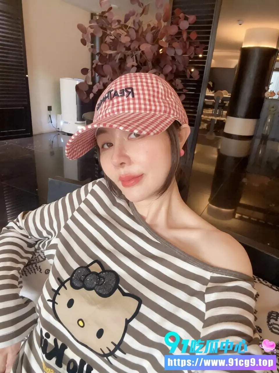 浙江绍兴御姐 袁鸿鑫 顶级骚货 情趣内衣床上疯狂淫语夸老公猛操骚逼 太会玩了 (1).webp