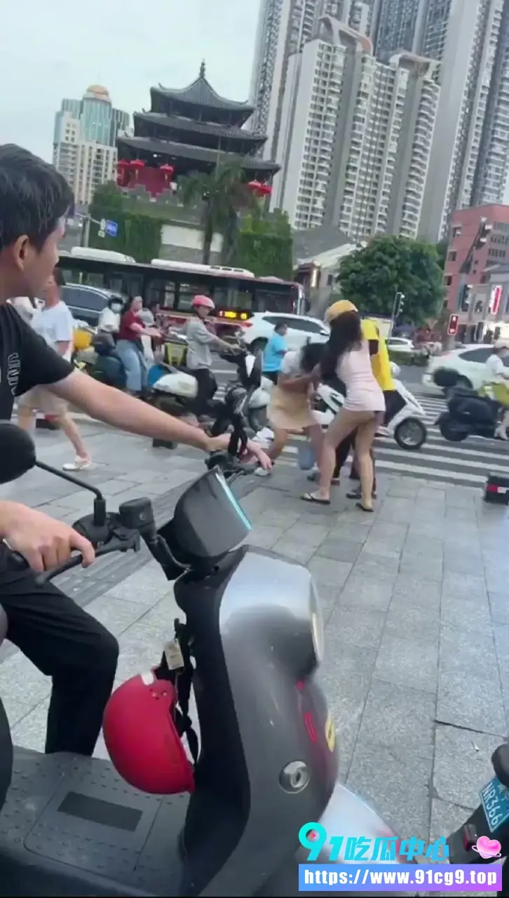 大白天两小仙女街头互撕干架 互抓头发打成一团 外卖小哥劝架又好笑又无奈太难了 (7).webp