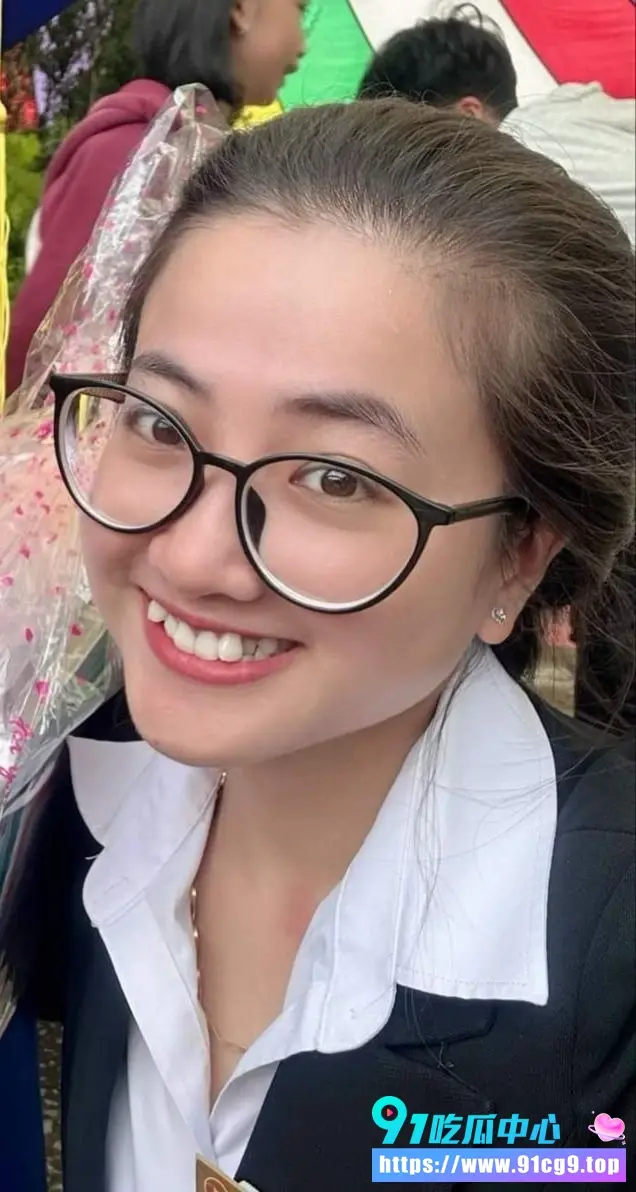越南技商银行女职员 王琳 与副行长潜规则后续流出 身材火辣被各种姿势猛干 (3).webp