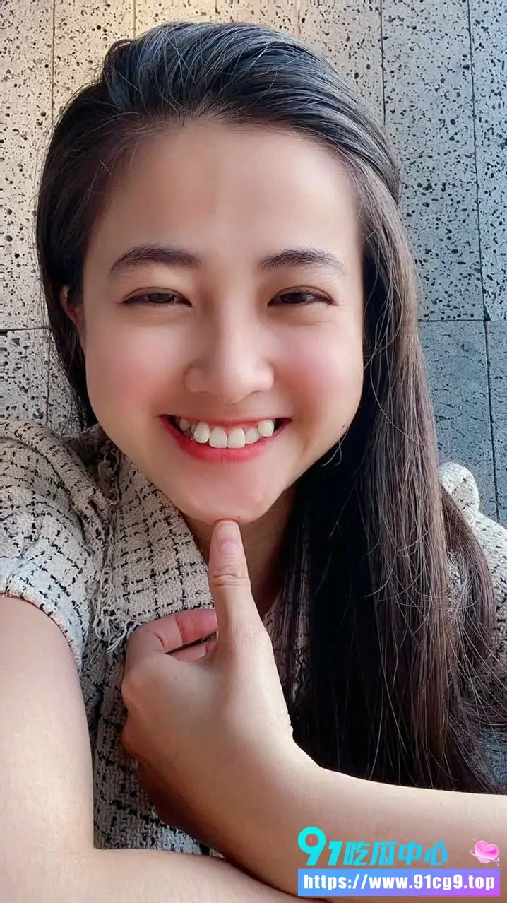 越南技商银行女职员 王琳 与副行长潜规则后续流出 身材火辣被各种姿势猛干 (2).webp