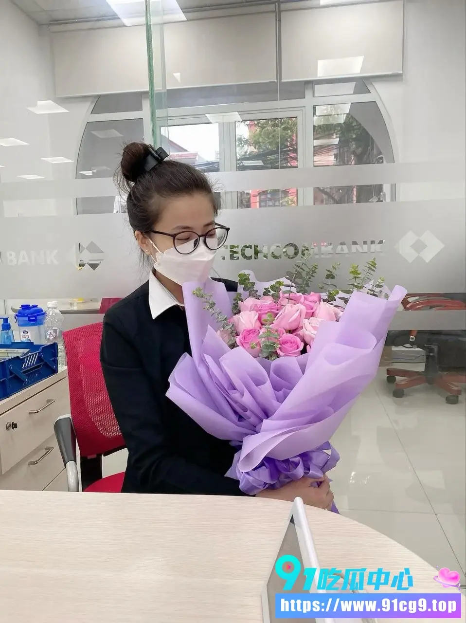 越南技商银行女职员 王琳 与副行长潜规则后续流出 身材火辣被各种姿势猛干 (1).webp