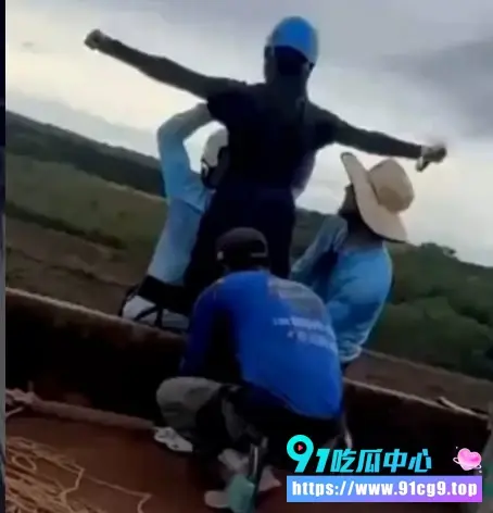 安全警钟!高空蹦极竟成不归路?巴西女青年未系绳被推下深渊 目击未婚夫当场崩溃 (3).webp