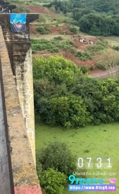 安全警钟!高空蹦极竟成不归路?巴西女青年未系绳被推下深渊 目击未婚夫当场崩溃 (5).webp