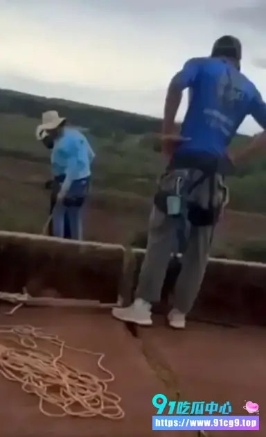 安全警钟!高空蹦极竟成不归路?巴西女青年未系绳被推下深渊 目击未婚夫当场崩溃 (7).webp