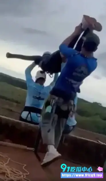 安全警钟!高空蹦极竟成不归路?巴西女青年未系绳被推下深渊 目击未婚夫当场崩溃 (6).webp