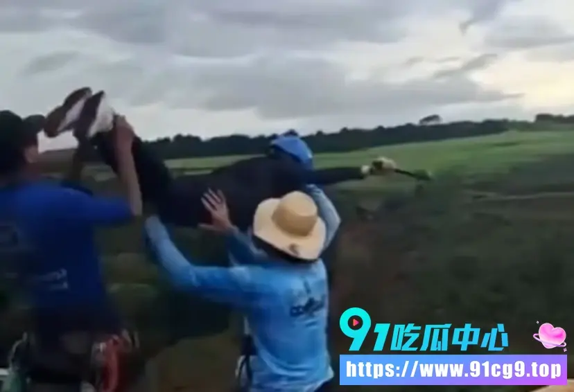 安全警钟!高空蹦极竟成不归路?巴西女青年未系绳被推下深渊 目击未婚夫当场崩溃 (8).webp