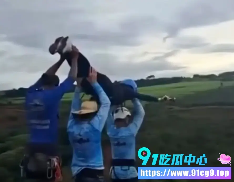 安全警钟!高空蹦极竟成不归路?巴西女青年未系绳被推下深渊 目击未婚夫当场崩溃 (4).webp