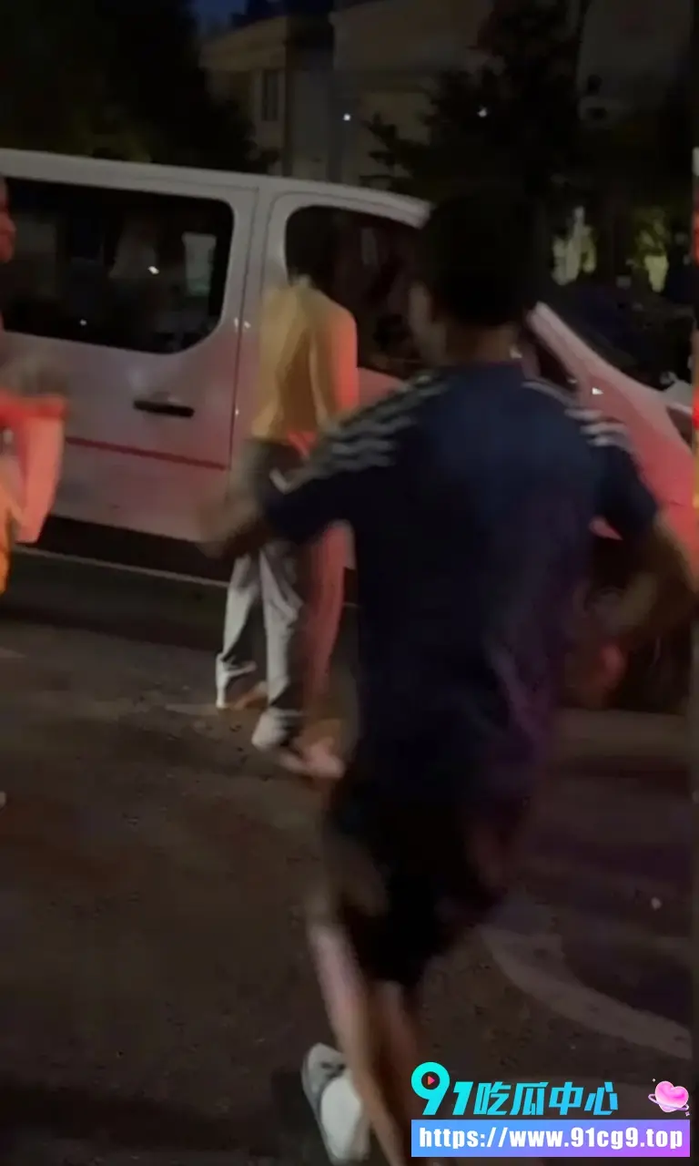 ⚽️巴黎圣日耳曼赢球 竟引发图卢兹大骚乱 焚车抢劫现场失控 数百人被捕! (2).webp