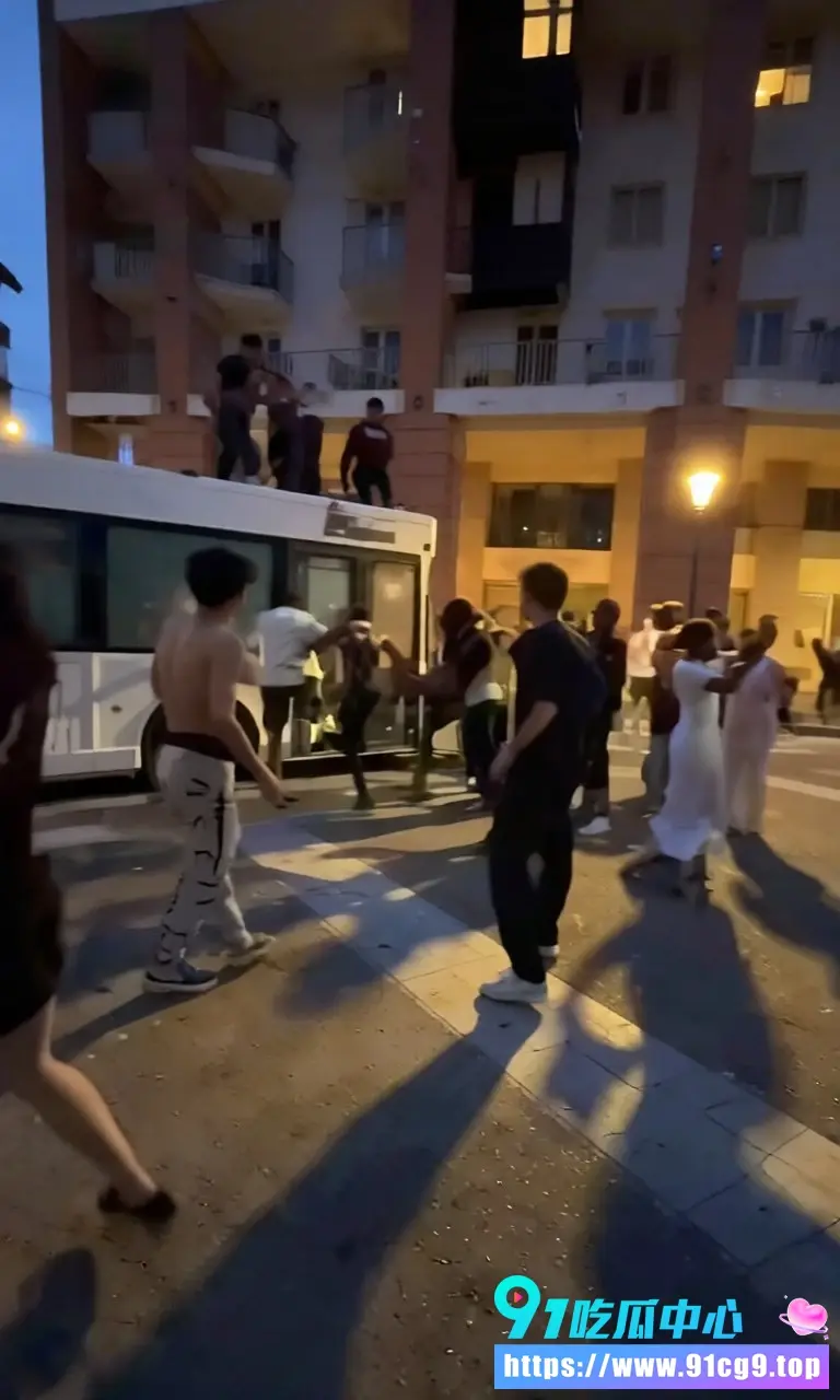 ⚽️巴黎圣日耳曼赢球 竟引发图卢兹大骚乱 焚车抢劫现场失控 数百人被捕! (3).webp