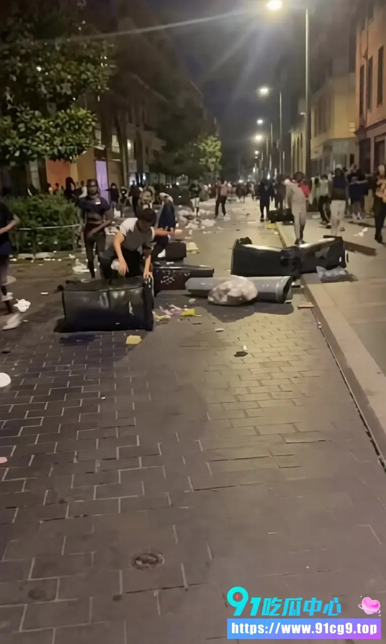 ⚽️巴黎圣日耳曼赢球 竟引发图卢兹大骚乱 焚车抢劫现场失控 数百人被捕! (6).webp