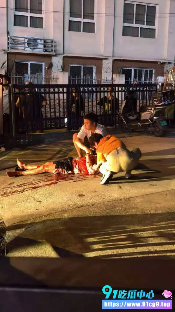 6月14日四川江油圣明国际门口砍人惨案 受害者血流满地现场触目惊心 (5).webp