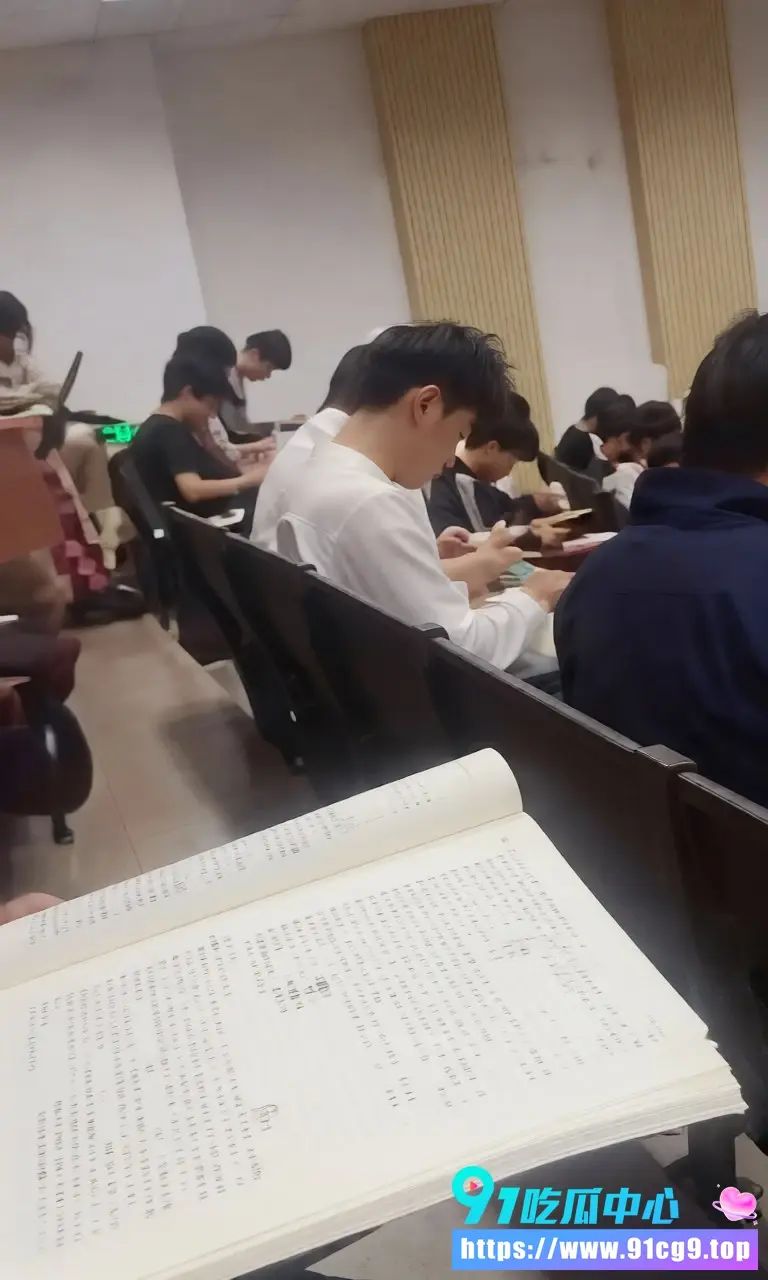【社会逸闻】云南民族大学25级许鑫政治课宣称中华民国 跑出教室后折返称玩笑被老师禁考 (7).webp