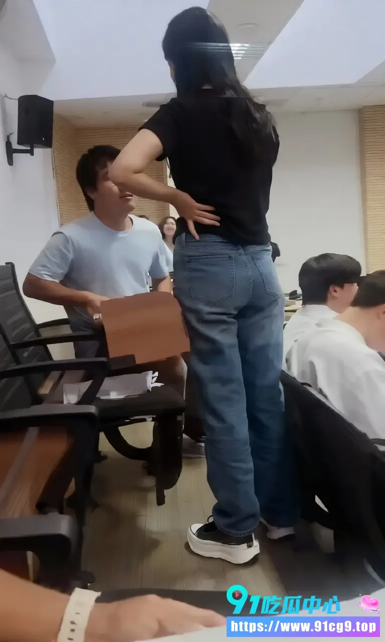 【社会逸闻】云南民族大学25级许鑫政治课宣称中华民国 跑出教室后折返称玩笑被老师禁考 (8).webp