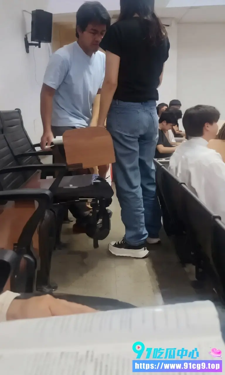 【社会逸闻】云南民族大学25级许鑫政治课宣称中华民国 跑出教室后折返称玩笑被老师禁考 (9).webp