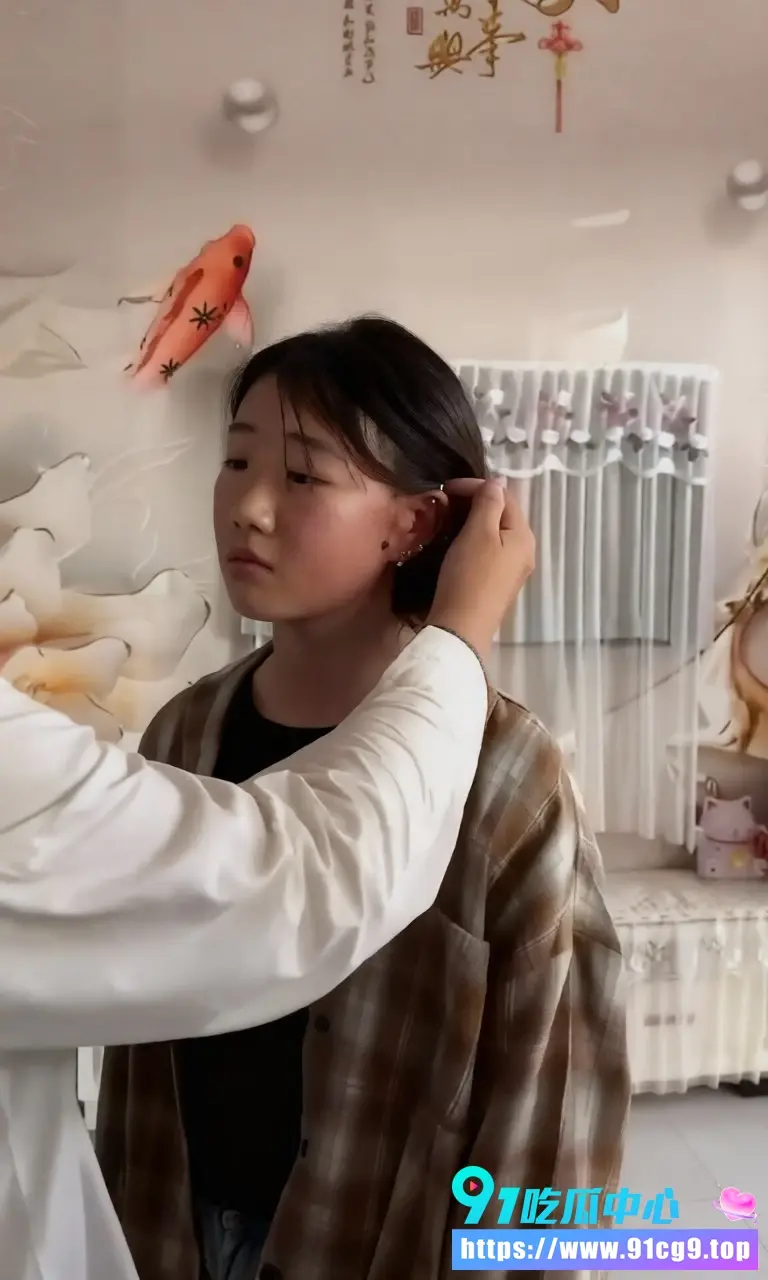 【社会逸闻】精神小妹团伙霸凌19岁短发女生视频流传 强行扒衣脱裤全裸捆绑羞辱拍照录像 (1).webp