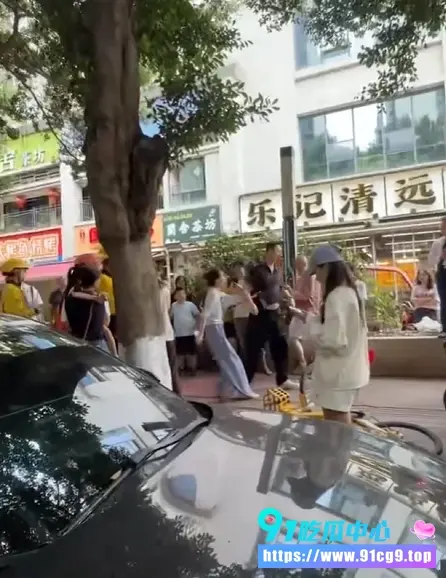 外卖小哥皮下是真瓜友🍉半路围观抓奸现场直乐呵 不赶紧送过去单去 还在这儿吃瓜😂 (1).webp