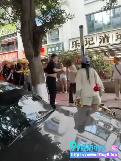 外卖小哥皮下是真瓜友🍉半路围观抓奸现场直乐呵 不赶紧送过去单去 还在这儿吃瓜😂 (2).webp